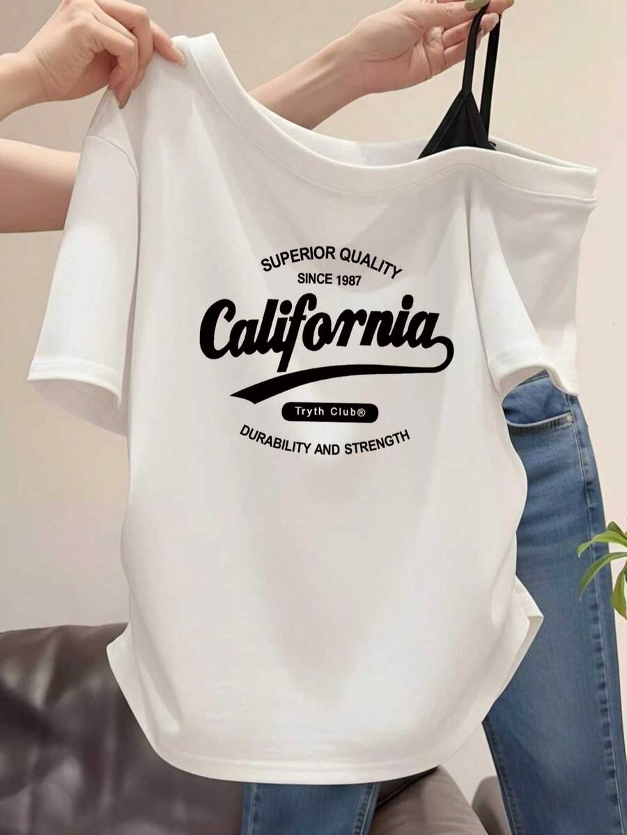 白色不對稱單肩 California 字母印花短袖 T-shirt,修身性感風格上衣,美式復古休閒日常夏季穿搭 - 白色 - 查看 1