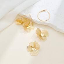 Elegant Gold Flower Hoop Earrings, Fashionable Niche Exaggerated Style Earrings, Sweet & Charming - A - View 3