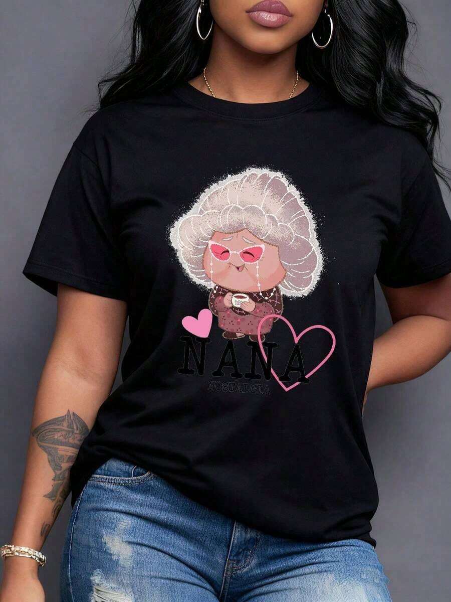 Figure Of A Grandmother With Pink Glasses Expressing Affection And Nostalgia Surrounded By Hearts And The Word NANA In A Tender Style Women's T-Shirt With An Urban Touch And A Message Of Family Affection, Casual Short Sleeve. - 黑色 - 查看 1