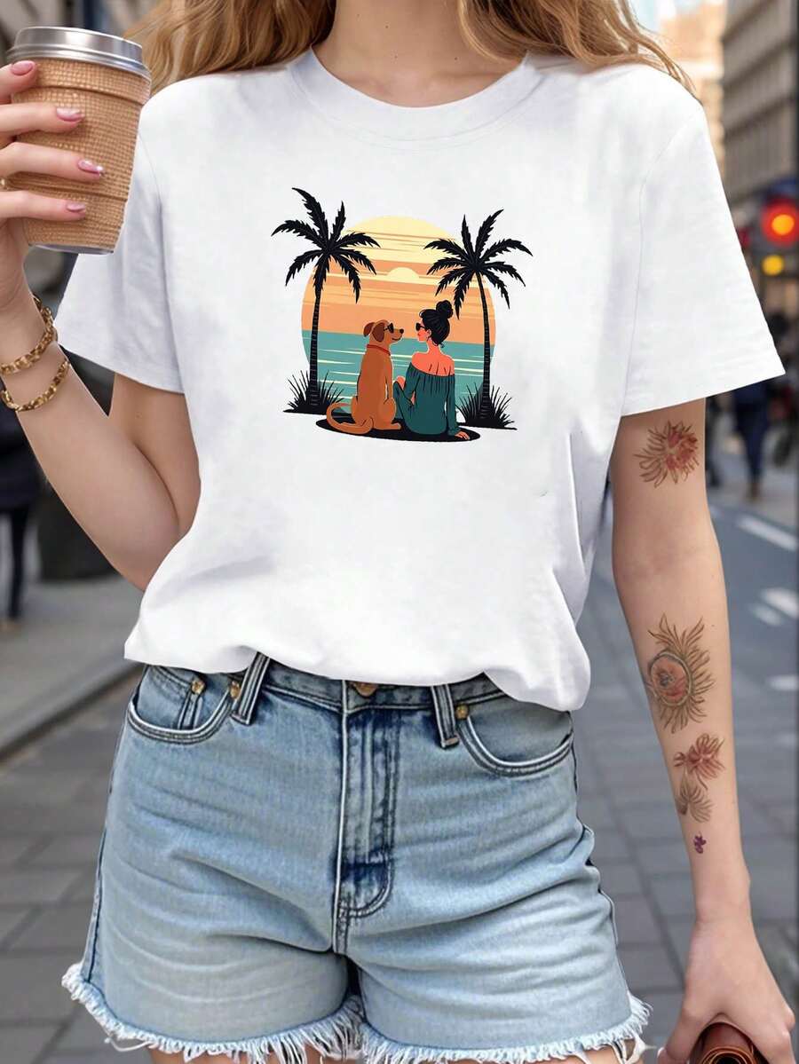 Una cálida compañía: una mujer y su perro observando el atardecer bajo una palmera. Esta camiseta de manga corta con cuello redondo y estampado para mujer es perfecta para salidas informales, playas de verano, eventos con temática de mascotas y para usar en vacaciones. BOUI - Blanco - Ver 1
