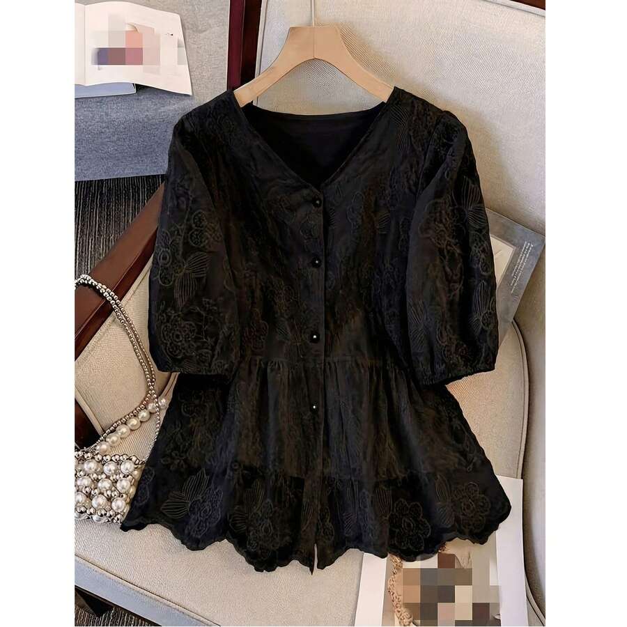 女款蕾絲刺繡V領泡泡袖上衣，優雅珍珠鈕扣荷葉邊下擺黑色夏季上衣 - 黑色 - 查看 1