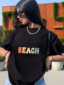 Bonita camiseta blanca con diseño "Beach Vibes", colores pastel y sol ideal para días soleados y estilo casual. - Negro - Ver 6