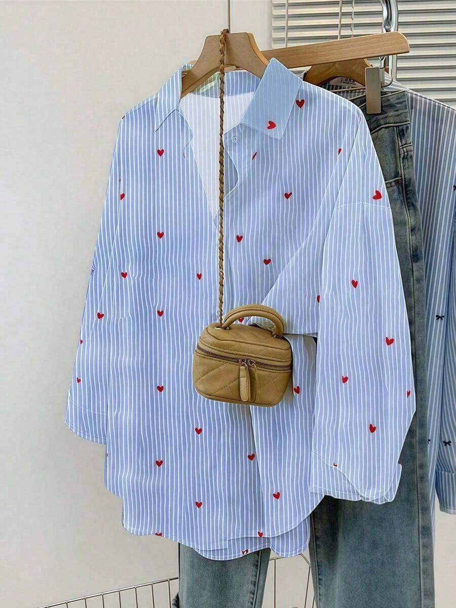 Blusa de mujer con cuello polo, estampado de corazones y rayas - Camisa casual de manga larga con botones, adecuada para uso diario en primavera, verano y otoño - Rayas azules - Ver 1