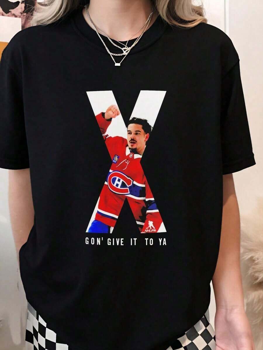 Camiseta negra holgada con un jugador de hockey con la camiseta de los Montreal Canadiens y el gráfico y texto "Gon Give It To Ya" para uso casual. Camiseta básica de algodón con cuello redondo para mujer. - Negro - Ver 1