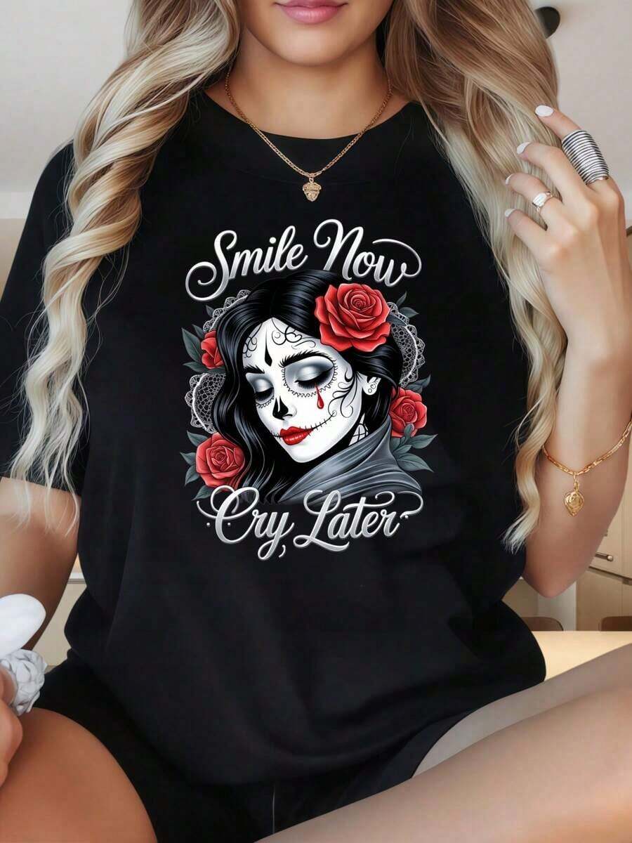 Camiseta de manga corta con cuello redondo para mujer, diseño de calavera de azúcar con la frase "Smile Now Cry Later", camiseta para el Día de los Muertos con diseño de rosas, camiseta gráfica negra, top de moda. Los estampados divertidos son adecuados para fiestas de Navidad, actividades deportivas, fiestas de vacaciones, salidas, deportes y otros regalos navideños. - Negro - Ver 1