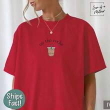 Estilo Y2K, estilo de moda, lo más nuevo de 2026, estilo lindo, estilo casual. 1 pieza de camiseta holgada de talla grande para mujer, 100% algodón, con diseño estampado de café helado "On The Rocks", perfecta para visitas a cafeterías, desplazamientos matutinos y uso diario para amantes del café, mostrando la actitud casual de la cultura del café estadounidense, 180g (S-XXXL). - Rojo - Ver 12