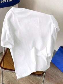 100% Pure Cotton, Breathable And Gentle On The Skin. Classic Crew Neck Design, Slim Fit, And Flattering For All Body Types. Fashionable Print With A Minimalist Style And High-Quality Finish. Unisex Design Perfect For Matching Outfits, Ideal For Everyday Wear, Dates, Leisure, And Streetwear – Versatile And Timeless. - 白色 - 查看 3
