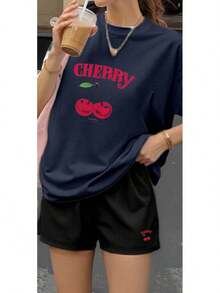 Una camiseta de manga corta para mujer con estilo retro americano, de diseño holgado y estampado (los pantalones son solo sugerencias de estilo). Este artículo sencillo y elegante presenta patrones de texto con temática tropical, siendo un elemento imprescindible para crear un estilo relajado de vacaciones. Es muy adecuado para ocasiones como el Día del Trabajo y el Día de la Independencia de México. La gruesa camiseta multicolor está hecha de 100% algodón con estampados modernos, y es adecuada tanto para hombres como para mujeres. Es un estilo completamente nuevo para primavera/verano/otoño, transpirable y cómodo, sencillo y versátil. - Azul Marino - Ver 7