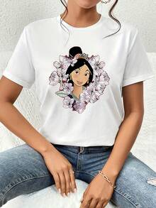 Ilustración de una mujer misteriosa rodeada de flores de cerezo que simbolizan elegancia, renovación y fortaleza espiritual camiseta de mujer  cómoda y suave ideal para uso diario casual - Blanco - Ver 1