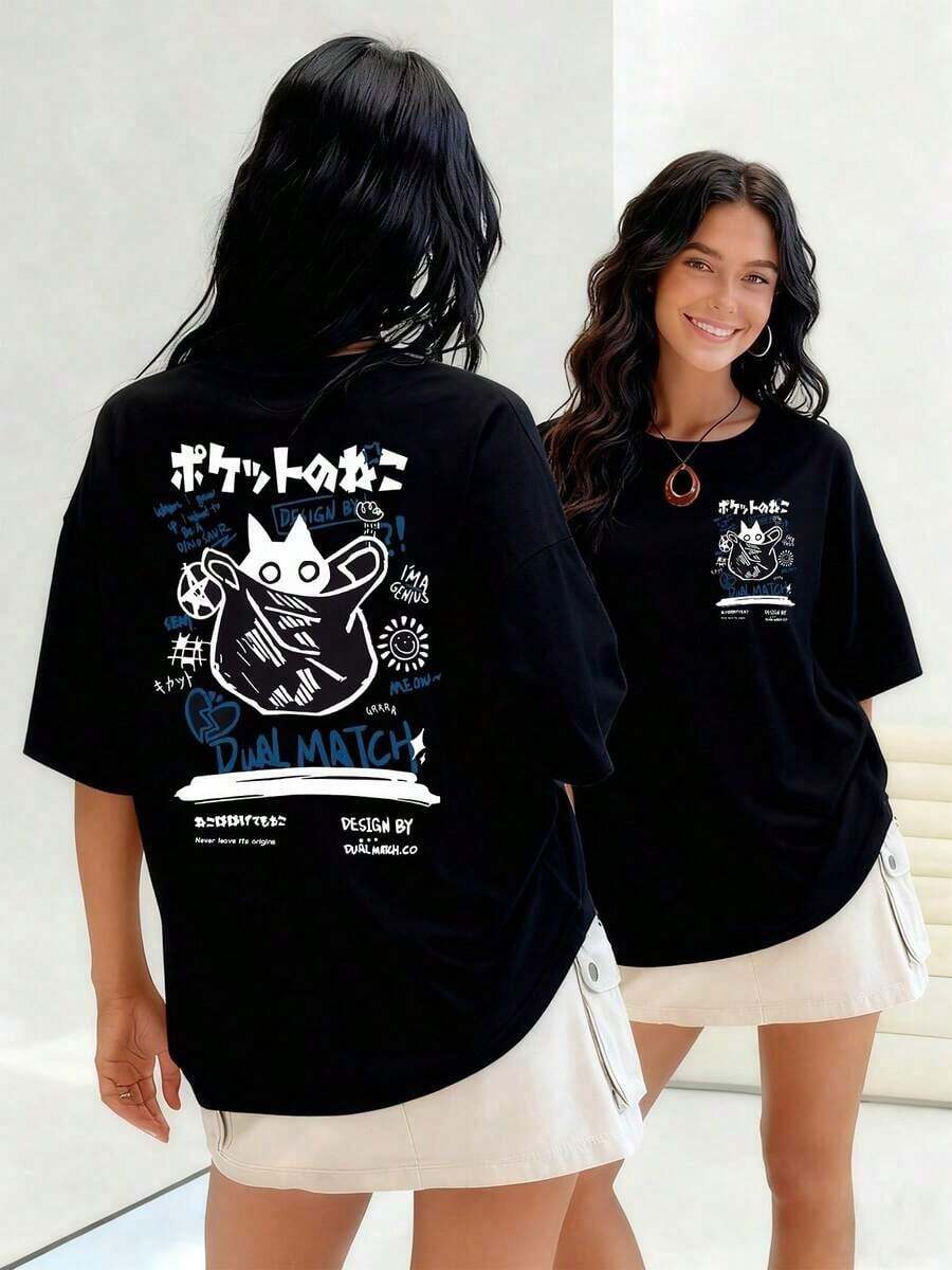 Figura de gato con orejas puntiagudas emergiendo de un bolsillo rodeado de símbolos gráficos y frases creativas en ambos lados camiseta para mujer 100% algodónSuitable for spring, summer and autumn - Negro - Ver 1