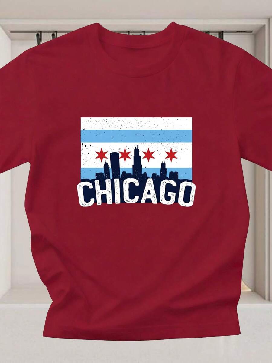 Esta elegante camiseta para mujer presenta las palabras "Chicago Skyline, City Flag, Chicago Pattern" y un estampado de dibujos animados, junto con letras decorativas.Está hecho de tela pura de cuello redondo que es cómoda y transpirable. - Rojo - Ver 1