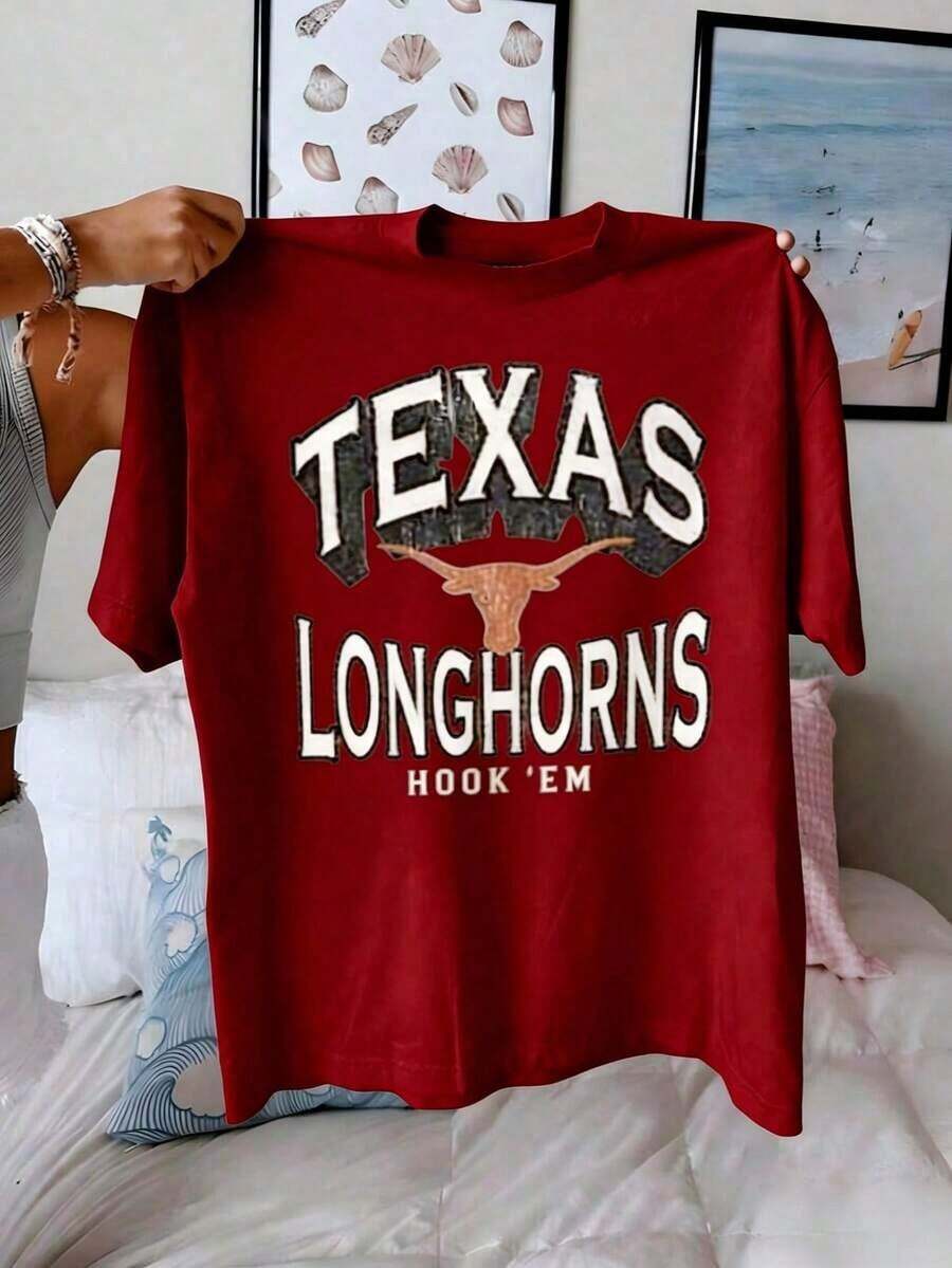 Camiseta de manga corta con gráfico de los Texas Longhorns que muestra la icónica silueta del Longhorn con letras vintage desgastadas, camiseta casual para el fanático más apasionado, 220g, ajuste cómodo, 100% algodón. - Rojo - Ver 1