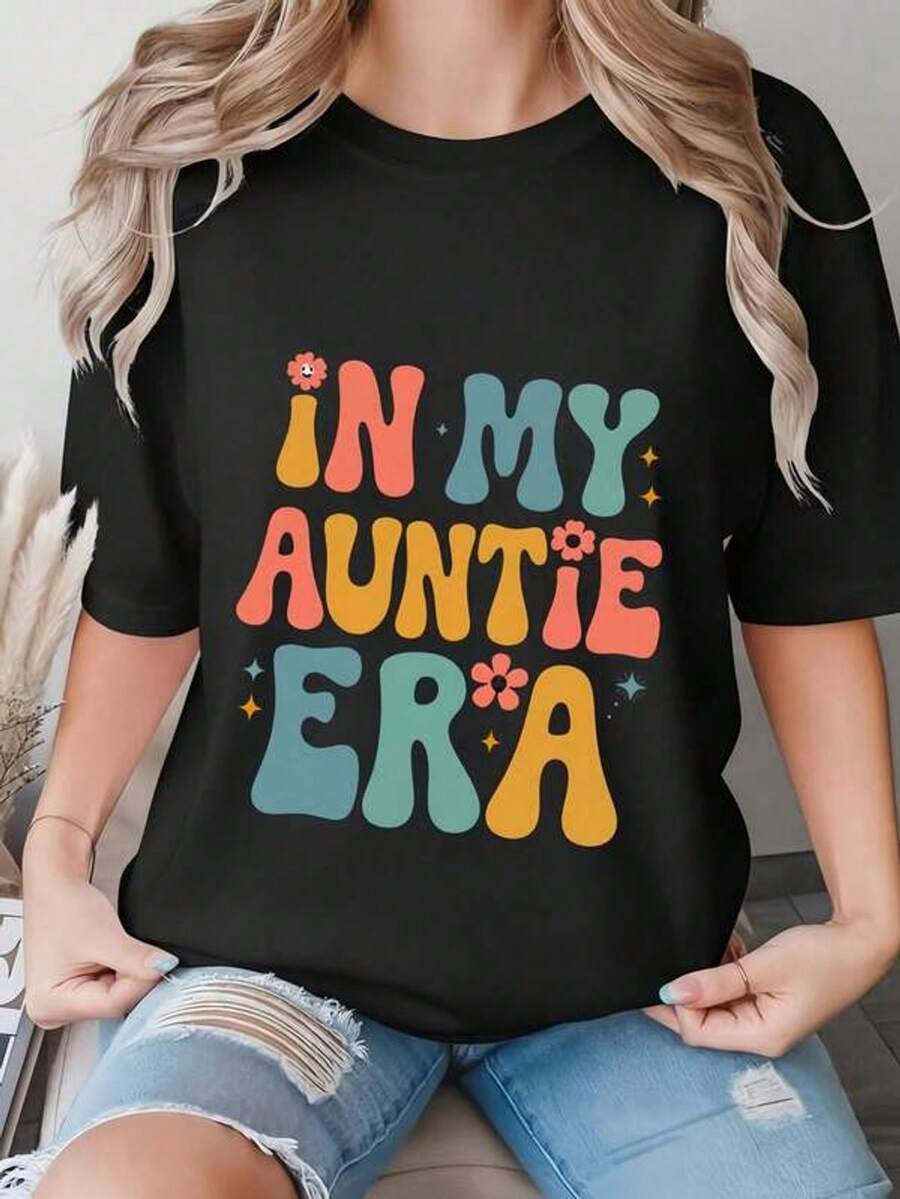 In My Aunt Era T-Shirt, 100% Cotton, Short Sleeve, Round Neck, With Retro Wavy Font Graphic, Cool Gift For Sister, New Aunt, Announcement, Fun Family Wear, S Round Neck Printed Short Sleeve Casual Everyday T-Shirt, They Are Excellent Gifts For Friends And Family, 100% Cotton T-Shirts Feature, A Youthful And Fashionable Design - 黑色 - 查看 1