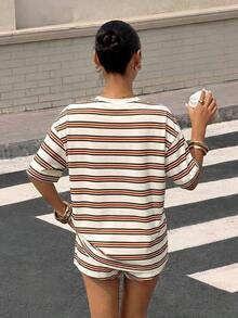 2026   Set de 2 piezas de outfit casual de camiseta de manga corta a rayas negras y blancas con pantalones cortos - Blanco - Ver 2
