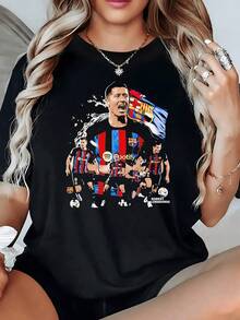 Football Pride With Players In Action Holding The Team Flag, Showing Strength, Passion, And Fan Unity. Perfect For Anyone Who Loves The Sport. Comfortable, Modern Women's T-Shirt. - 黑色 - 查看 1
