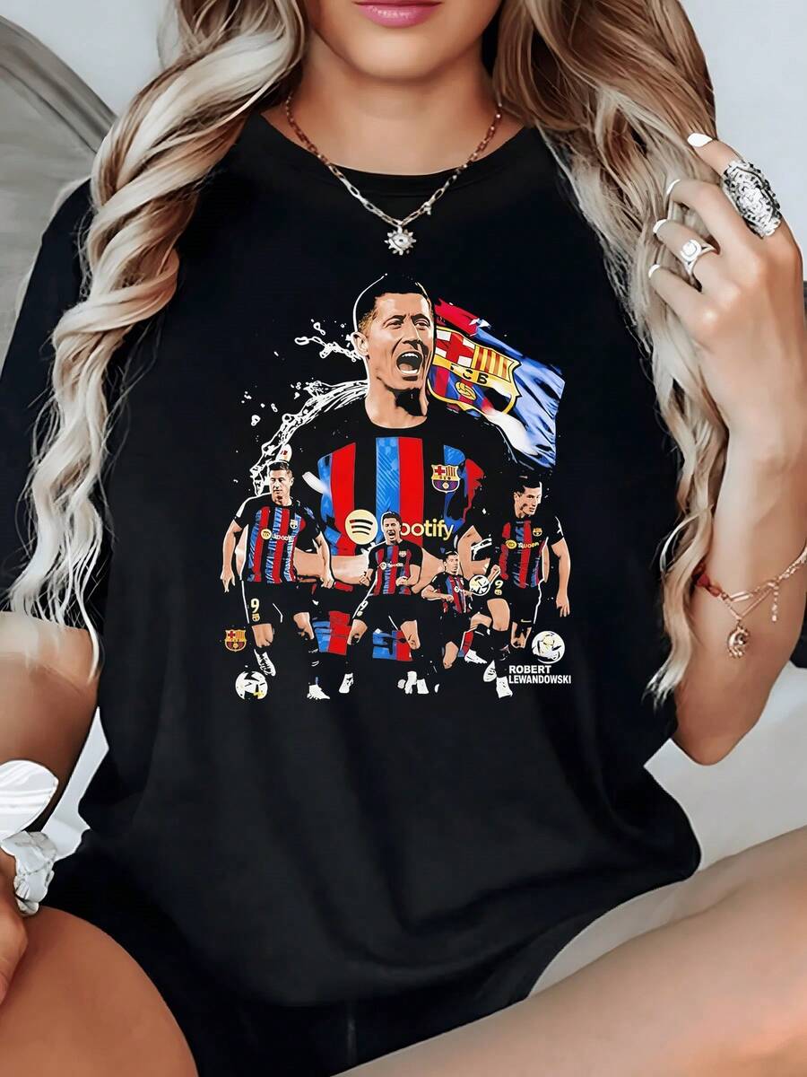 Football Pride With Players In Action Holding The Team Flag, Showing Strength, Passion, And Fan Unity. Perfect For Anyone Who Loves The Sport. Comfortable, Modern Women's T-Shirt. - 黑色 - 查看 1