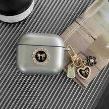 Hộp đựng tai nghe Apple thời trang này có thiết kế nơ ngọc trai 3D, các chi tiết nơ hình trái tim và mặt dây chuyền nơ hoa. Sản phẩm được thiết kế cho một bên tai nghe, có khả năng chống sốc, bảo vệ cao, chống bụi và rất thời trang, phù hợp cho thanh thiếu niên và người trẻ tuổi. Có thể sử dụng hàng ngày hoặc làm quà tặng. - Nhiều màu - Xem 16