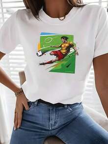 The Image Shows A Soccer Player In The Middle Of A Shot On Goal, Symbolizing Effort, Passion, And Energy Against A Green Background Representing The Playing Field. A Comfortable, Breathable Women's T-Shirt, Ideal For Casual And Athletic Wear. - 白色 - 查看 7