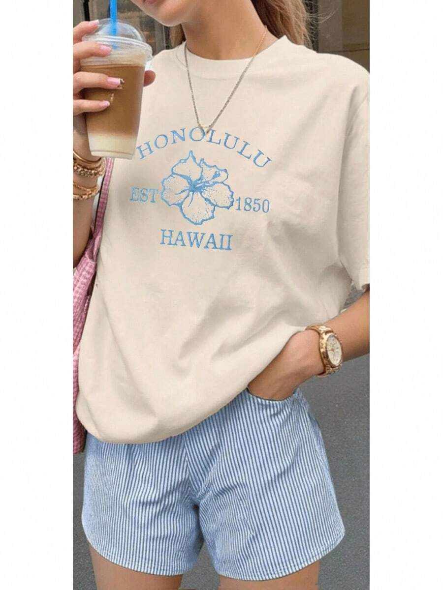 Una camiseta de manga corta para mujer con estilo retro americano, de diseño holgado y estampado (los pantalones son solo sugerencias de estilo). Este artículo sencillo y elegante presenta patrones de texto con temática tropical, siendo un elemento imprescindible para crear un estilo relajado de vacaciones. Es muy adecuado para ocasiones como el Día del Trabajo y el Día de la Independencia de México. La gruesa camiseta multicolor está hecha de 100% algodón con estampados modernos, y es adecuada tanto para hombres como para mujeres. Es un estilo completamente nuevo para primavera/verano/otoño, transpirable y cómodo, sencillo y versátil. - Beis - Ver 1