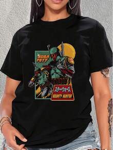 Gráfico colorido que muestra a un guerrero futurista con armadura verde y roja frente a una luna amarilla simbolizando fuerza valentía y aventura camiseta de mujer  cómoda casual ideal para diario - Negro - Ver 1