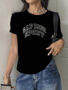 Frase centrada GAP 1969 SPORT que refleja energía juvenil y una pasión duradera por el deporte clásico con tipografía universitaria moderna camiseta de mujer casual cómoda para uso diario - Negro - Ver 8
