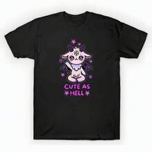 Cute As Hell - Kawaii Demon Baphomet T-Shirt unisex de la de algodón puro de alta densidad de 220 g. C-AmiS-eta uniS-ex 100 % aL-Godón de - Tejido de alta densidad. Apta para todo tipo de perS-onas, ya sean mujeres o hombres. Tejido duradero de alta C-Alidad apto para todas las estaciones, suave al tacto pero duradero. Tops transpirables. Conjuntos de otoño para mujer. Conjuntos de vaC-Aciones para mujer. Disfraz de Halloween para mujer. - Negro - Ver 1