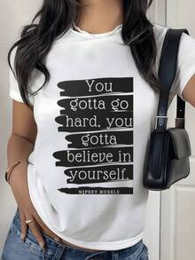 Frase motivacional que inspira fuerza y confianza personal con texto en bloques resaltados recordando la importancia de creer en uno mismo camiseta de mujer casual moderna ideal para uso diario - Blanco - Ver 8