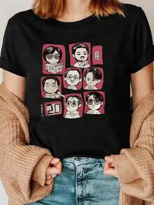 Unisex Short-Sleeved T-Shirt, Fashionable Style For Women Spring/Summer, Basic Short-Sleeved T-Shirt With Red Background And Black And White Line Art Of A Q Version Character On The Chest, Retro Comic Book Style, Simple And Atmospheric Color Scheme. Model Paired With Cardigan And Jeans. Men's T-Shirts, , Women's, Romwe Men, Boho Chic, Teacher Gifts, Women's T-Shirt, Curvy Sets For Women, Y2K. - 黑色 - 查看 1