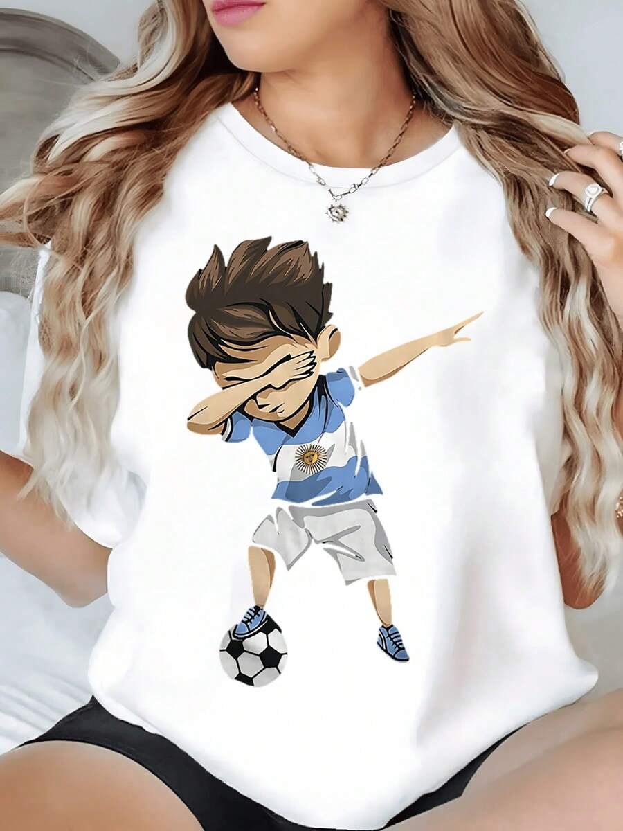 Ni?o futbolista con uniforme azul y blanco haciendo un gesto de celebración alegre mostrando pasión por el deporte y energía positiva camiseta de mujer casual cómoda y moderna - Blanco - Ver 1