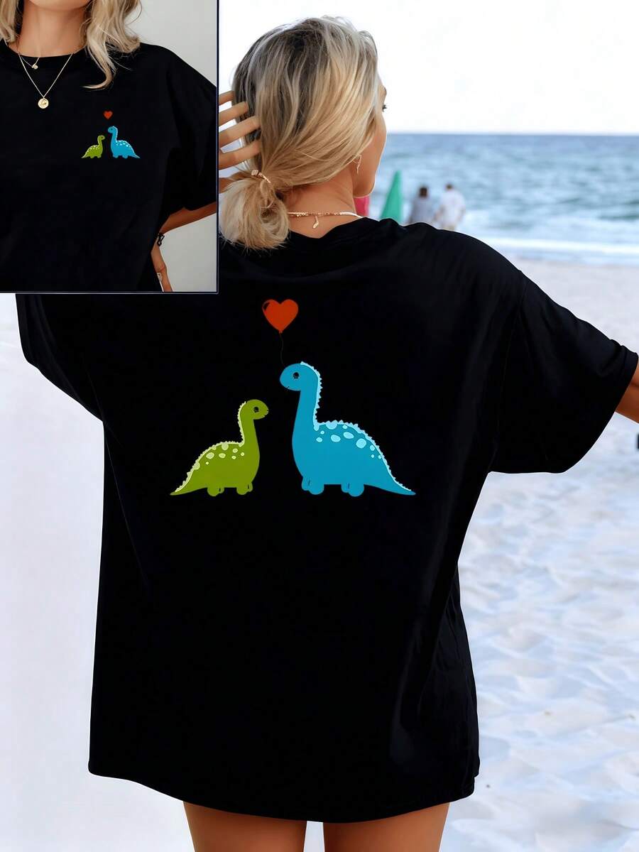 Two Cheerful Dinosaurs Gaze Tenderly At Each Other While A Red Heart-Shaped Balloon Floats Between Them, Symbolizing Affection, Friendship, And Joy In An Environment Filled With Positive Energy. Women's Double-Sided Print T-Shirt, Casual And Comfortable. - 黑色 - 查看 1