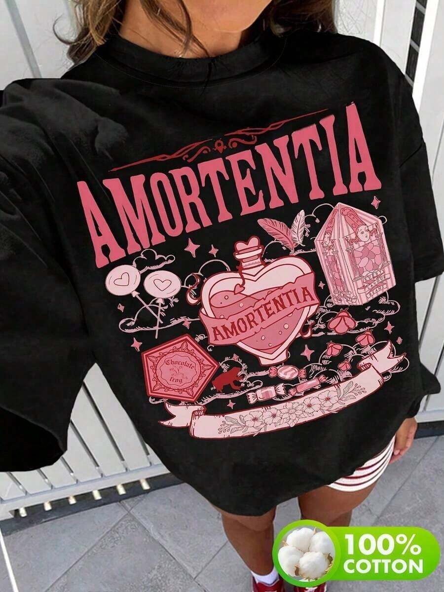 Ropa de Mujer, Camiseta de Primavera y Verano con las Palabras 'AMORTENTIA' y Elementos Mágicos Relacionados Impresos, Material, Lavable a Máquina, Moda de Primavera, Ropa Casual, Diseño Mágico, Tela de Algodón Puro, Textil Duradero, Camiseta Básica, Camiseta de Cuello Redondo, Jóvenes Mujeres, Entusiastas de la Moda Urbana - Negro - Ver 1