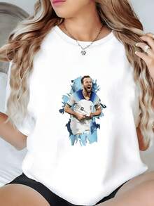 Vibrant Image Of A Football Player Running Energetically Against A Blue Background, Symbolizing Passion, Strength, And Modern Movement. Ideal For Women Who Love Sports And Comfort. Attractive Casual Women's T-Shirt For Everyday Wear. - 白色 - 查看 8