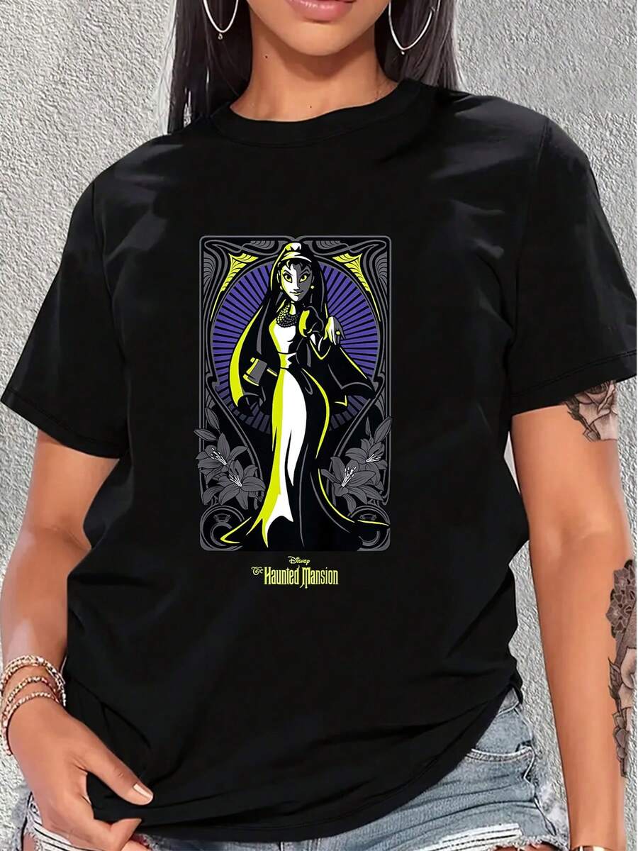 Ilustración de una mujer misteriosa envuelta en luz amarilla y violeta que simboliza elegancia, fuerza interior y un aura enigmática que irradia confianza y poder camiseta de mujer  cómoda y moderna para uso diario - Negro - Ver 1