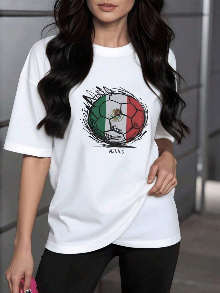 Camiseta de mujer de manga corta, estampado de balón de fútbol, balón de fútbol con diseño de graffiti en colores verde, blanco y rojo, detalles de letras, cuello redondo casual - Blanco - Ver 1