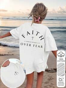 Camiseta de manga corta inspiradora religiosa para mujer "Faith Over Fear" de Under The Radar, con patrón gráfico minimalista de texto en arco, material de algodón 100% de alta calidad, estética elegante, adecuada para servicios religiosos/desplazamientos/estilo de alta gama, diseño único y versátil, camiseta unisex de algodón de manga corta, cuello redondo, estilo casual, blanco, vintage, de verano, estilo urbano y holgado. - Blanco - Ver 1