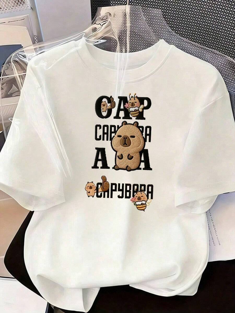 Camiseta con Capybaras Lindas y Texto "Capybara",Camiseta de manga corta de moda para primavera y verano de 2026, hecha en México, 180 gramos. Estampado de dibujos animados, modelo de pareja, apta para uso interior o exterior. Cuello redondo, unisex, ideal para oficina y ocio. Paquete de una pieza. - WH-P631577SLNDXZGY355 - Ver 1