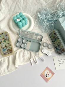 eyekan Estuche de lentes de contacto verde salvia estético con espejo incorporado, caja de almacenamiento de contactos de rejilla múltiple kawaii para viajes, organizador de lentes de contacto a prueba de agua y polvo - Oso de dibujos animados - Ver 2
