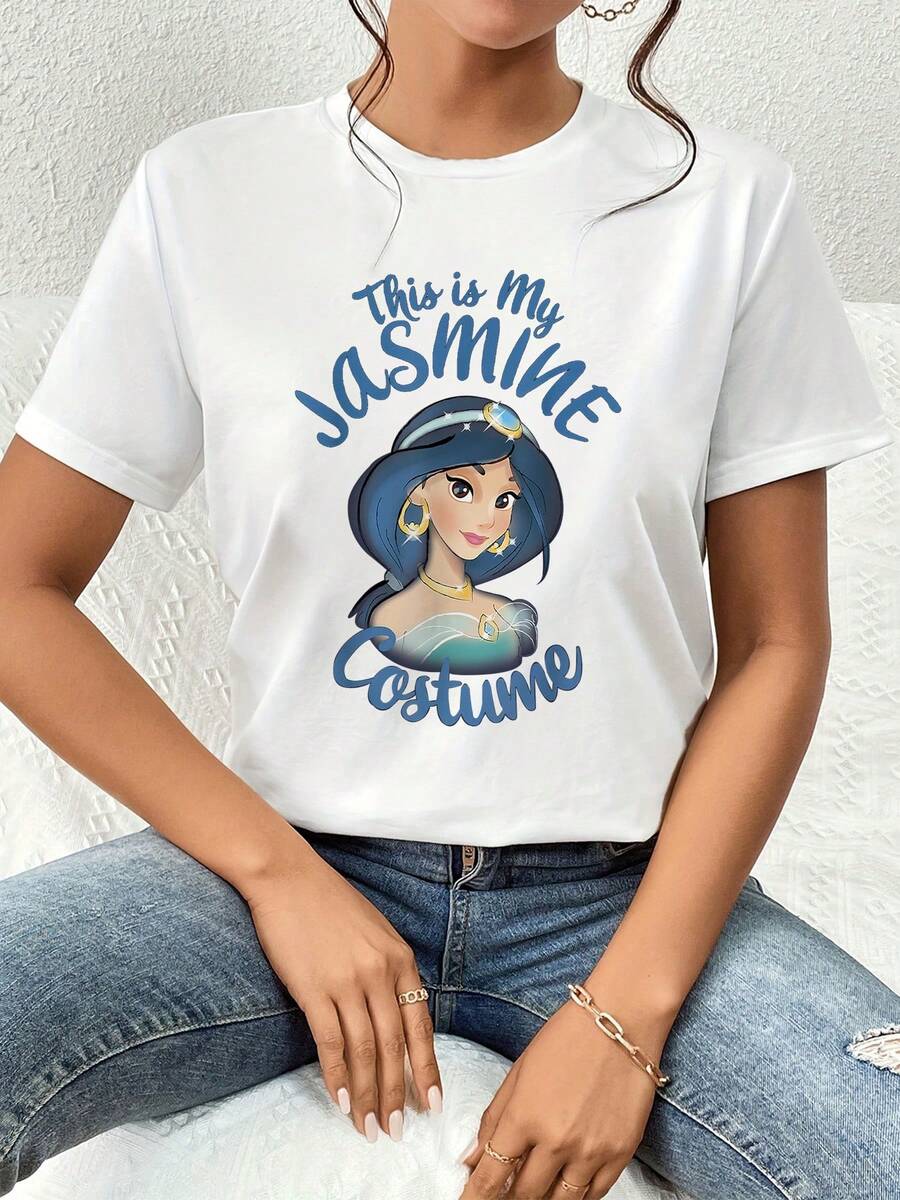 Ilustración de una mujer con cabello azul y joyas doradas que transmite elegancia, fantasía y confianza, ideal para expresar un estilo único y alegre camiseta de mujer suave y cómoda para uso diario - Blanco - Ver 1