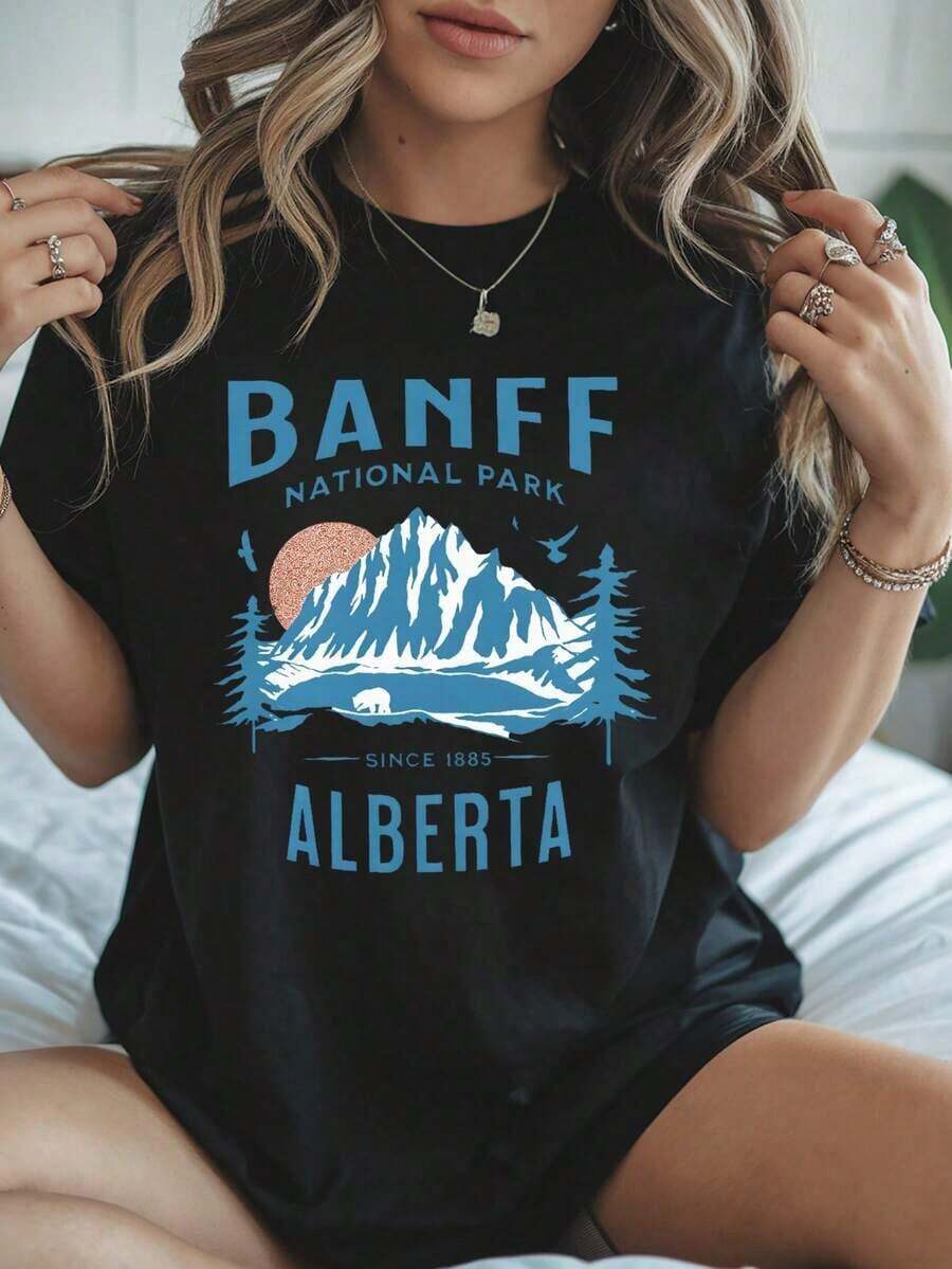 Women's 100% Cotton Loose Fit T-Shirt - Banff National Park, Alberta Scenic Print With Mountains, Pine Trees And Wildlife, Breathable And Casual For Summer, Outdoor Activities And Everyday Wear, Machine Washable, Perfect Gift With Local Delivery, Summer Wardrobe, Short Sleeve T-Shirt, Comfortable Fabric, Versatile Top, Nature Inspired Design, Soft Material, Printed T-Shirt, Short Sleeve T-Shirt For Nature Lovers. - 黑色 - 查看 1