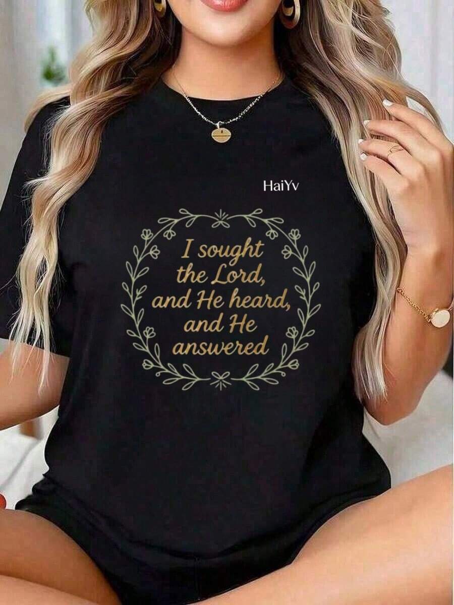 Limited Time Offer, Limited Quantity Available, Lightning, Women's Shirts, Women's T-Shirts. Women's Casual Short-Sleeve Crew Neck T-Shirt With Christian Bible Verse Print, Featuring An Inspirational Floral Wreath Design. - 黑色 - 查看 1