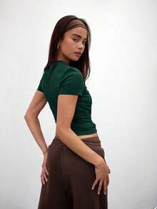 Camiseta casual de manga corta con cintura ceñida, parte de un armario cápsula para uso diario, aeropuerto, vacaciones, vuelta al colegio, elegante para primavera y verano - Verde Oscuro - Ver 3
