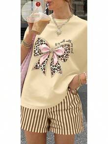 Una camiseta de manga corta para mujer con estilo retro americano, de diseño holgado y estampado (los pantalones son solo sugerencias de estilo). Este artículo sencillo y elegante presenta patrones de texto con temática tropical, siendo un elemento imprescindible para crear un estilo relajado de vacaciones. Es muy adecuado para ocasiones como el Día del Trabajo y el Día de la Independencia de México. La gruesa camiseta multicolor está hecha de 100% algodón con estampados modernos, y es adecuada tanto para hombres como para mujeres. Es un estilo completamente nuevo para primavera/verano/otoño, transpirable y cómodo, sencillo y versátil. - Beis - Ver 1