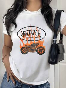 Motocicleta vintage envuelta en llamas naranjas representa libertad velocidad y energía rebelde evocando la pasión de la carretera camiseta de mujer casual moderna cómoda para uso diario - Blanco - Ver 1