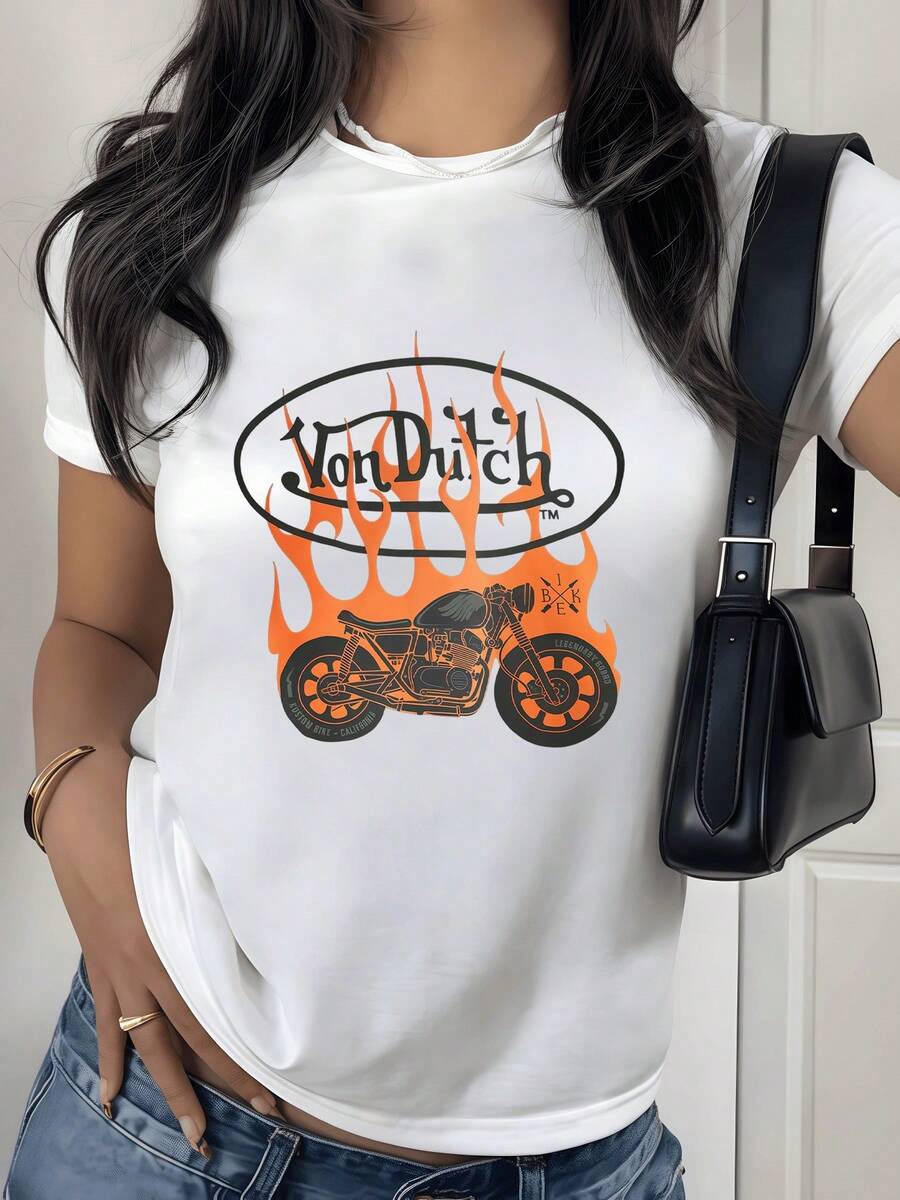Motocicleta vintage envuelta en llamas naranjas representa libertad velocidad y energía rebelde evocando la pasión de la carretera camiseta de mujer casual moderna cómoda para uso diario - Blanco - Ver 1