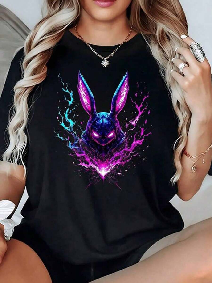 Cabeza de conejo futurista rodeada de relámpagos en tonos azul y rosa que transmiten energía y poder camiseta de mujer 100% algodón 220g