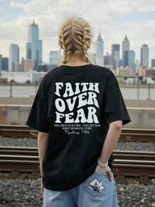 Women's Short-Sleeved T-Shirt With A Round Neck And "Faith Overcomes Fear" Lettering Print. A Casual And Modern Style, Essential For Everyday Wear. Graphic T-Shirt For Women, White Top For Women - 黑色 - 查看 6