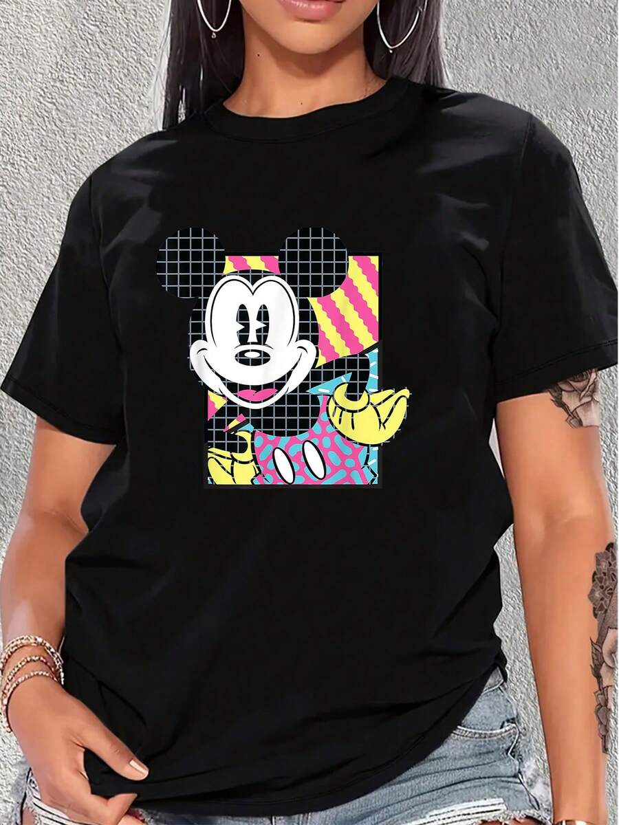 Gráfico divertido que muestra un rostro sonriente de ratón con colores vibrantes y formas geométricas que transmiten energía juvenil y optimismo ideal para looks casuales camiseta de mujer suave y cómoda para uso diario - Negro - Ver 1