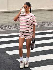 2026   Set de 2 piezas de outfit casual de camiseta de manga corta a rayas negras y blancas con pantalones cortos - Rosa 3 - Ver 6