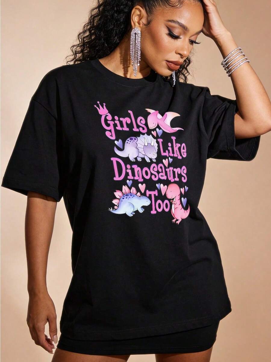 Women's Soft And Casual Summer Crew Neck Short-Sleeve T-Shirt, Perfect For Girls Who Love Dinosaurs Too. Features A Pink And Macaroni Purple Color Scheme, A Sweet And Kawaii Style, And Glitter. Suitable For Women, Generation Z, And Curvy Figures. Also Suitable For Summer, Spring, And American Streetwear. Features A Sporty, Unisex Style, Urban Casual Wear, Retro Streetwear, And A Subculture Theme. Available In Black And White. - 黑色 - 查看 1