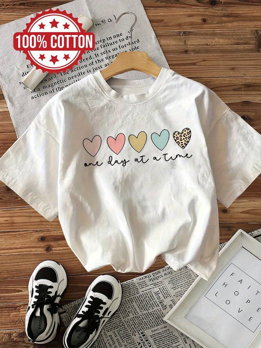 Women's Casual T-Shirt With A Fresh Style, Featuring A Heart And The Phrase 'One Day At A Time' Printed On A Sheer Short-Sleeved, Crew-Neck Tee. - 白色 - 查看 1